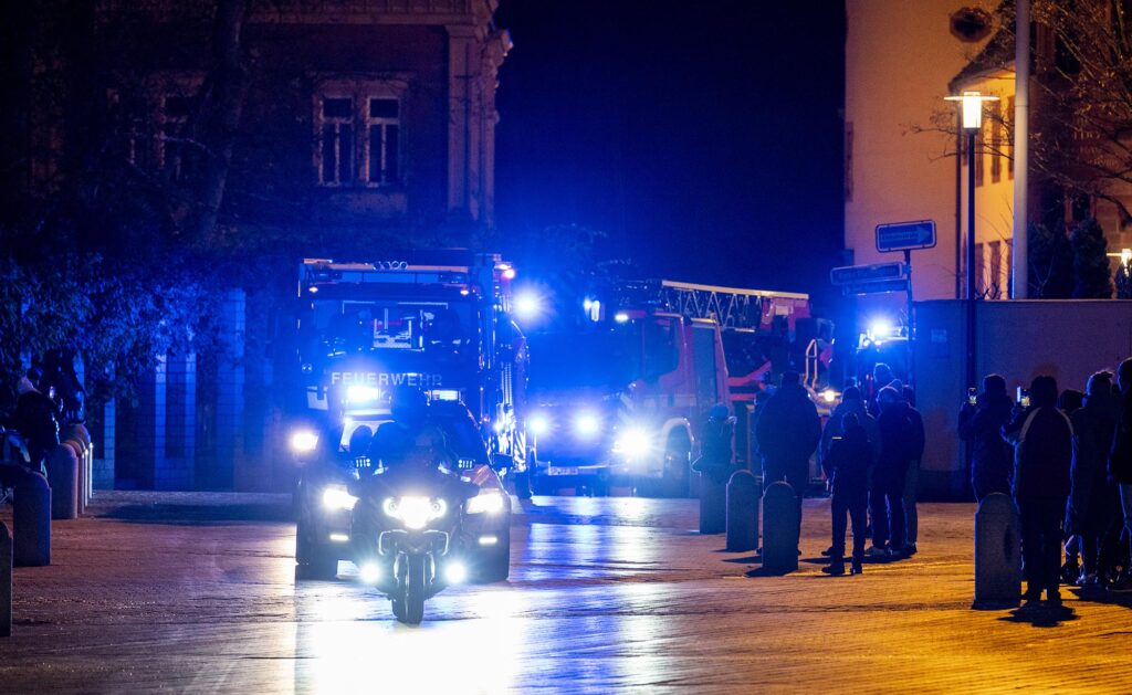 Der erse Teil des Konvois fährt mit Blaulicht auf den Domplatz