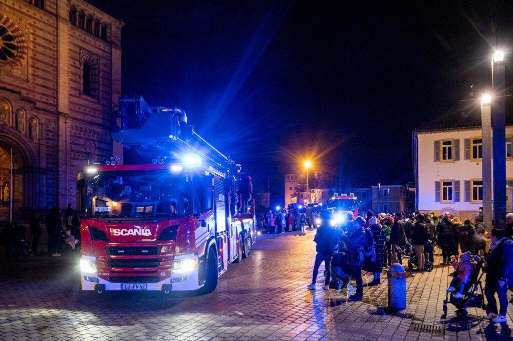 Von zahlreichen Zuschauern beobachtete Großübung der Feuerwehr vor dem Speyerer Dom