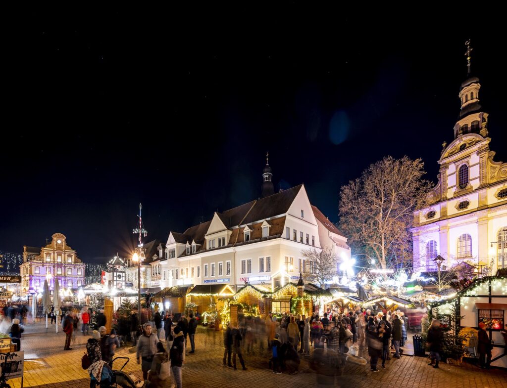 Beleuchteter Neujahrsmarkt auf Höhe des Geschirrplätzels mit Dreifaltigkeitskirche rechts ubd Blick zur Alten Münze links