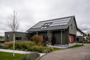Dasselbe Haus aus einem anderen Blickwinkel mit Garten im Vordergrund