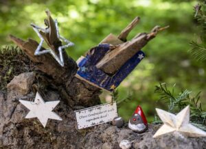 Ein Weihnachtswichtel und Sterne auf dem Krippendach