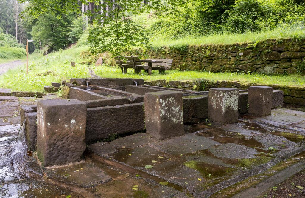Der Straufelsbrunnen aus mehreren Quadern und Trögen aus Sandstein