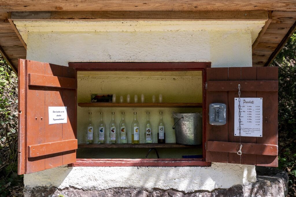 Getränkestation "Karlsruher Grat" mit Wandschrank und verschiedenen Getränken darin