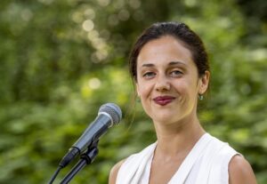 Sängerin Vera Della Scala lächelt in die Kamera
