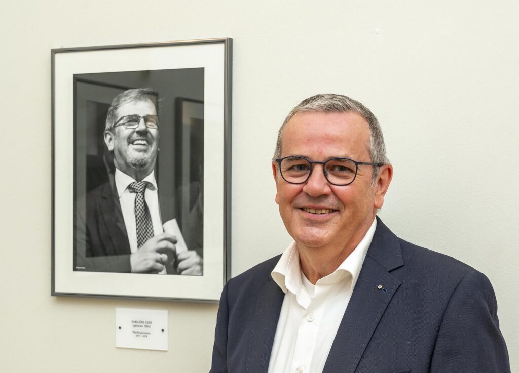 OB a.D. Hansjörg Eger - jetzt ohne Bart - mit seinem Schwatz-Weiß-Portrait, das ihn lachend und noch mit Bart zeigt