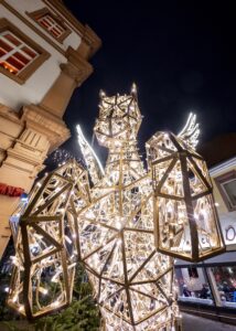 Eine Lichterdrahtskultur in Form eines Pferdes vor der Alten Münze