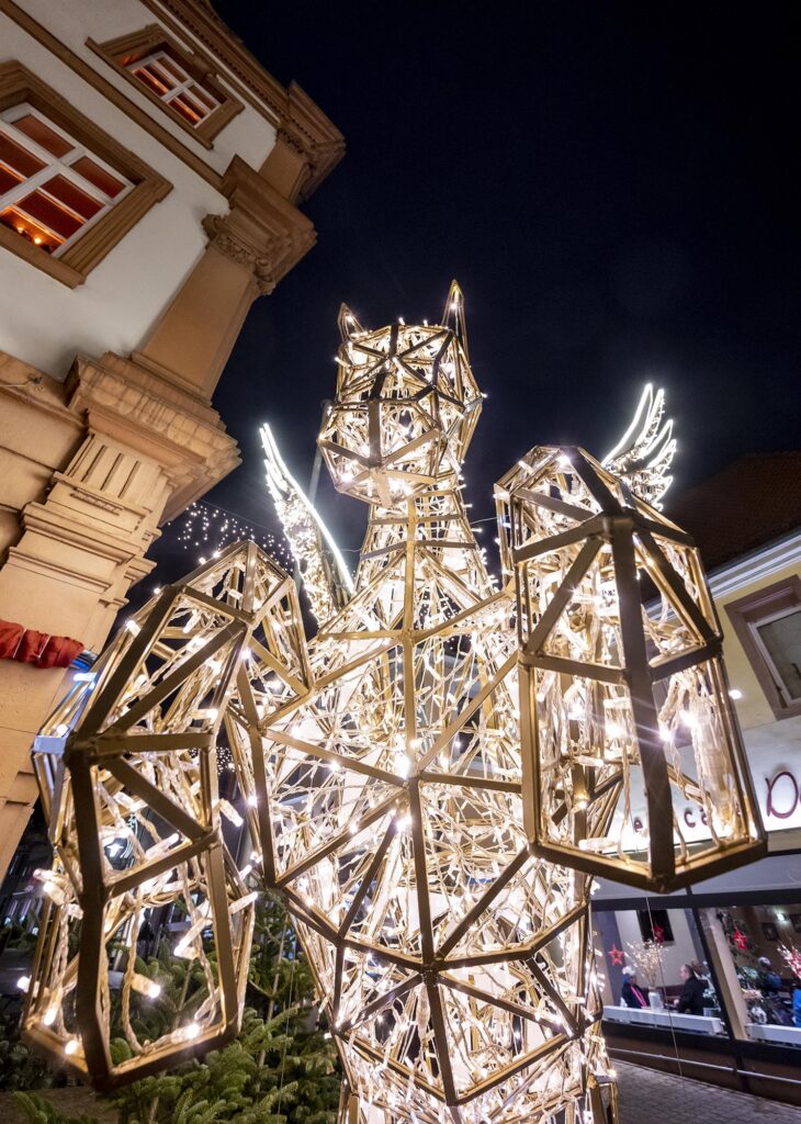 Eine Lichterdrahtskultur in Form eines Pferdes vor der Alten Münze