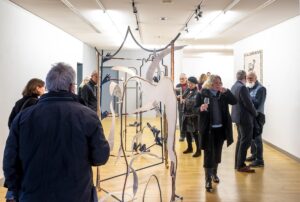 Ausstellungsbesucher im Kulturhof Flachsgasse schauen sich die Ausstellungsstücke der Nominierten an.