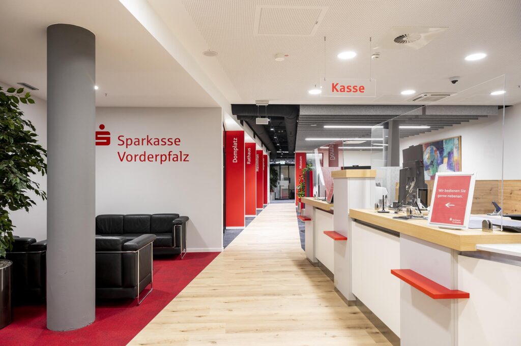 Die frisch renovierten modernen und hellen Räume der Hauptstelle Speyer der Sparkasse Vorderpfalz in der Postgalerie