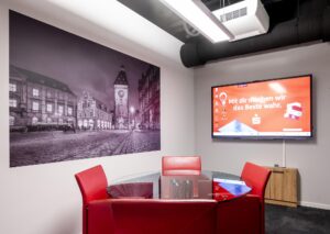 Bespechungsecke mit großem Bild vom Postplatz Speyer