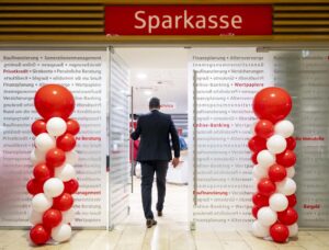 Geschäftsstellenleiter Volker Mindl begrüsst die Kunden persönlich