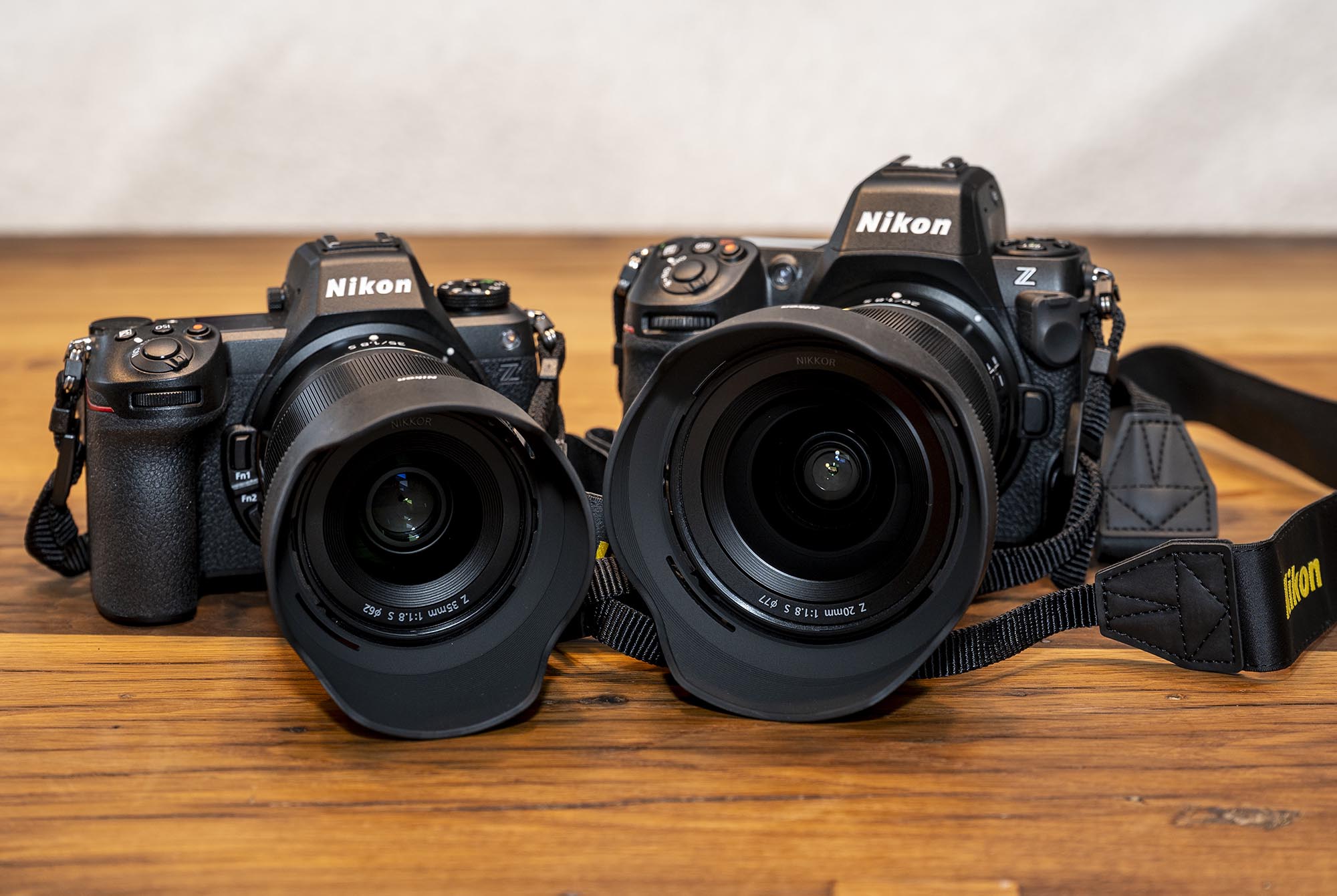 Die neuen spiegellosen Systemkameras Nikon Z6 III, links, mit aufgesteckter Festbrenntweite Nikkor Z 1,8/35 S, und rechts Nikon Z8 mit aufgesetztem Nikkor 1,8/20 S