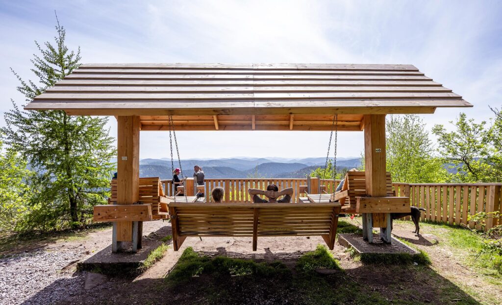 Panoramaschaukel auf dem Kirschfels von hinten mit Aussicht auf den Pfälzerwald