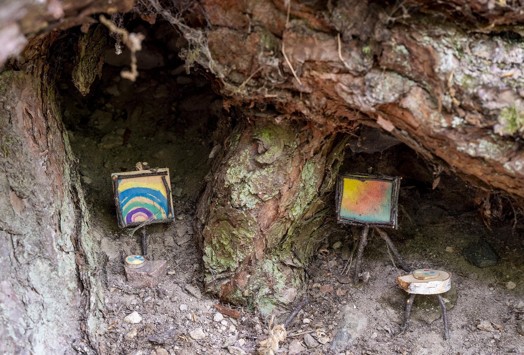 Miniatur-Maleratelier in einer Baumwurzel