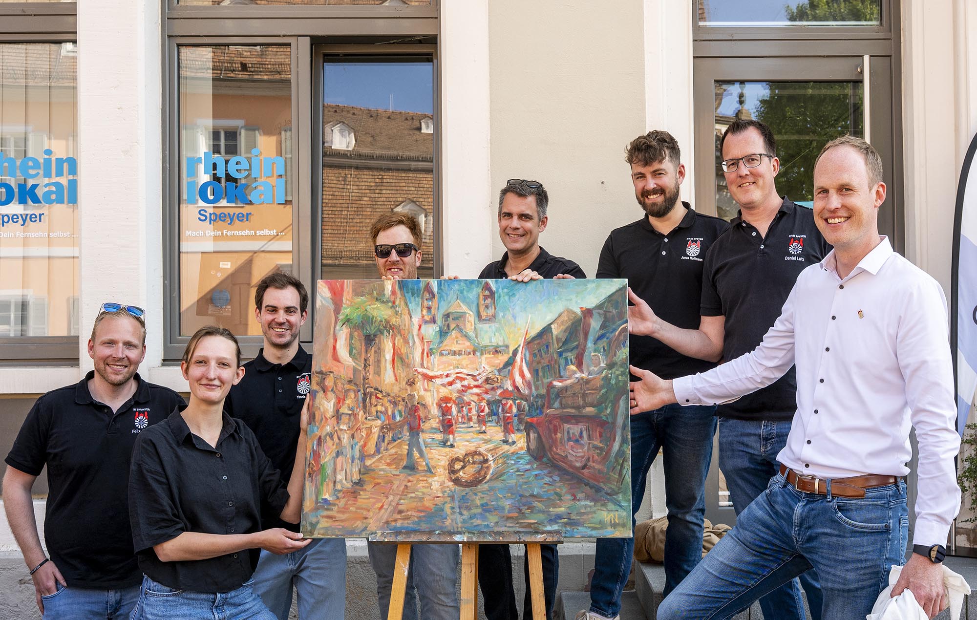 Künstlerin Hanna Neuhaus und Präsident Jonas Sewing enthüllen das Bild. Dahinter Felix Kern, Yannis Jäckle, Jonas Becker, Johannes Kabs, Jonas Hoffmann und Daniel Lutz.