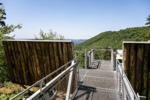 Am Eingang der Plattform kann man in verschiedene Richtungen abbiegen