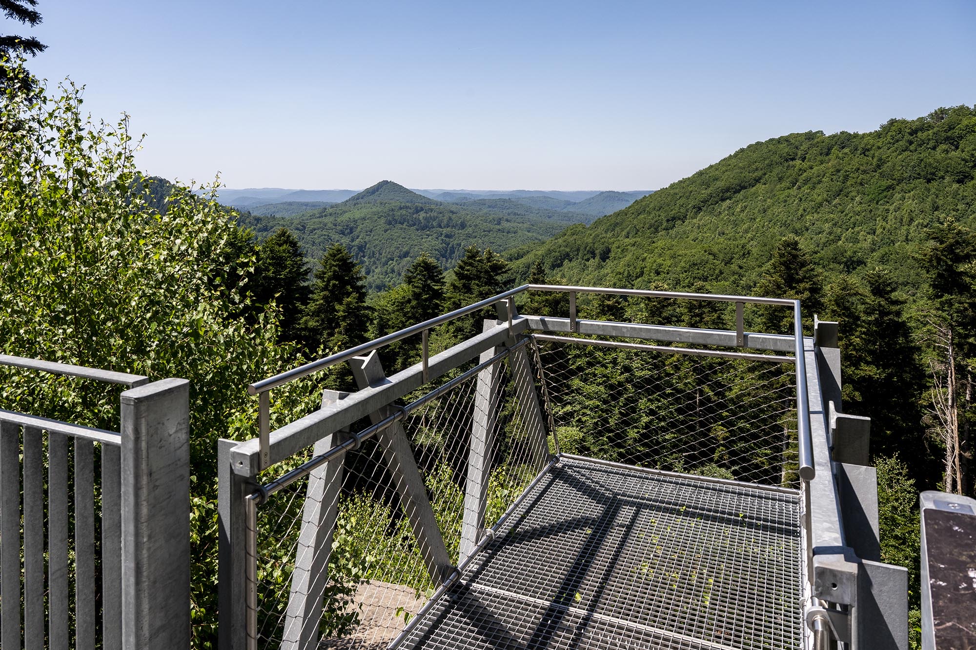 Ein Teil der aus Gitterrost und Draht gebauten Plattform