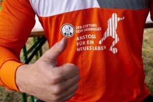 Großaufnahme des Trikots mit der Aufschrift "DFB-Stiftung Sepp Herberger, Anstoss für ein neues Leben"