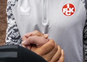 Groß aufnahme zwier sich drückender Hände