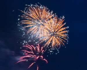 Drei Feuerwerksblumen in Orangetönen