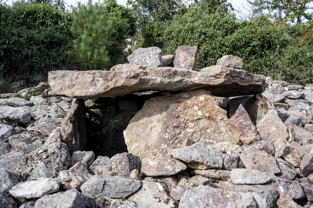 Große Steine bilden eine tischartige Formation in den Dolmen de la Grande Palliéres