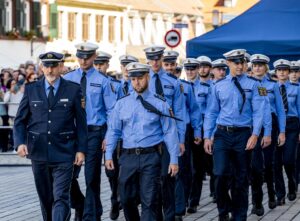 Einzug der Polizeianwärter auf den Domplatz
