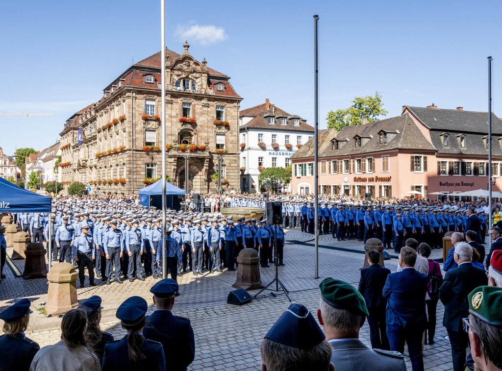 Blick vom Domportal über die Reihen der Polizeianwärter auf dem Domplatz