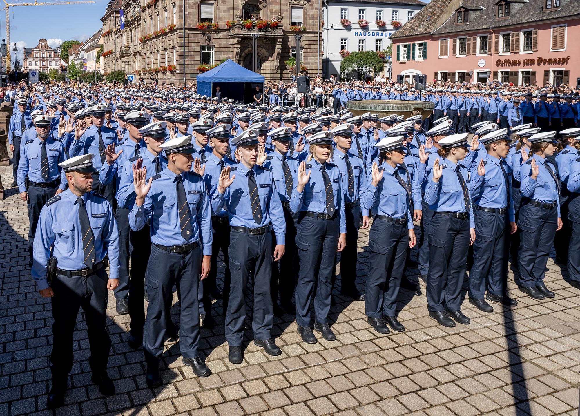 500 Polizeianwärter beim Eid auf dem Domplatz