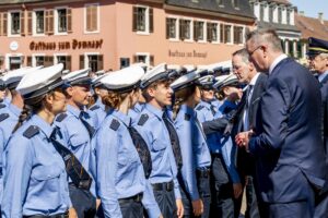 Nach der Vereidigung schreiten MP Alexander Schweitzer und Innenminister Michael Ebling mit Polizeivertretern die Formation ab