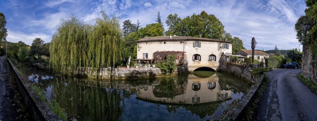 Panoramafoto eines über einen Kanal gebauten Hauses und Umgebung