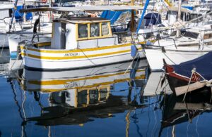 Bunte Boote, die sich im Wasser spiegeln, im Hafen von Marseille
