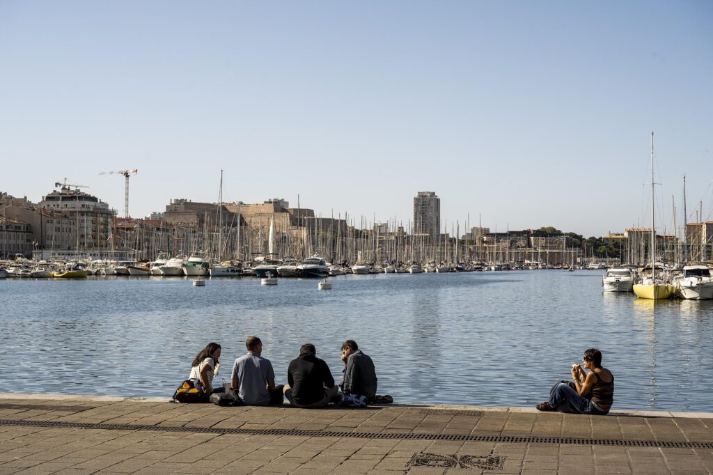 Blick aufs Wasser zwischen den Booten hindurch am Hafen von Marseille