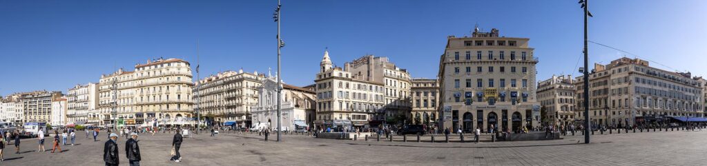 Panoramafoto des Platzes am Alten Hafen von Marseille