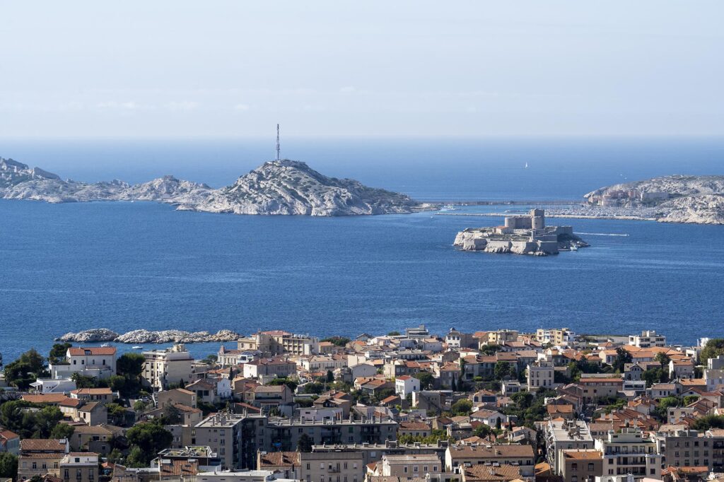 Blick auf die Bucht von Marseille mit Inseln und strahlend blauem Wasser