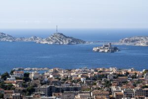 Blick auf die Bucht von Marseille mit Inseln und strahlend blauem Wasser