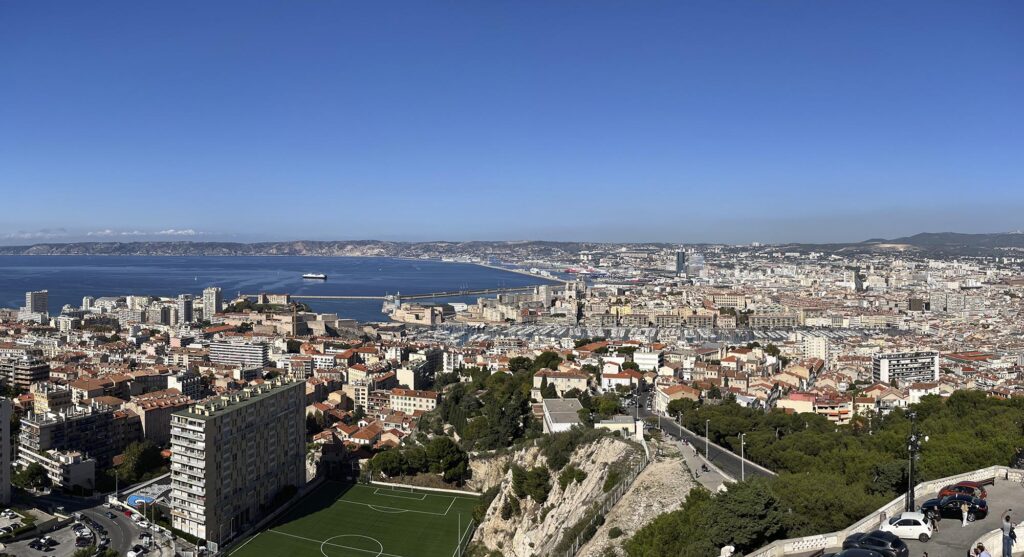 Blick über die Stadt zum Hafen von Marseille