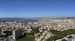 Blick über die Stadt zum Hafen von Marseille
