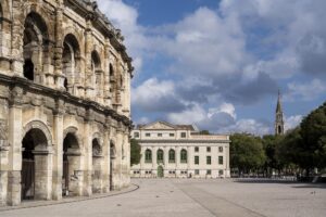 Vor der Arena mit den kreisförmigen Kollonaden in Nîmes