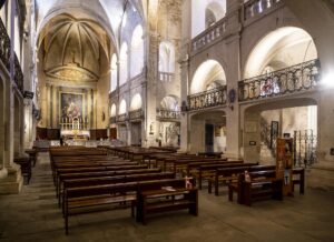 Innenraum mit Blick zu Apsis der Cathédrale Saint-Théodorit