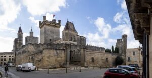 Das imposante Château Ducal d'Uzès mit umgebender Mauer und Burgfried