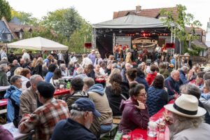 Im Paradiesgarten der Dreifaltigkeitskirchengemeinde herrscht reger Betrieb im Garten und am Ausschank und auf der Bühne unterhält gerade die Band die Funk Charge