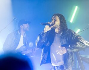 Auf der Bühne im unteren Domgarten begeistert die Band "ClockClock" mit dem aus Speyer stammenden Frontmann Bojan „Boki“ Kalajdzic das Publikum