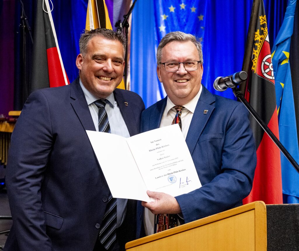 Knörr und Körner mit der Einführungsurkunde