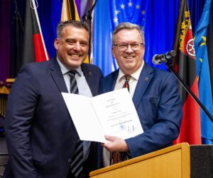 Knörr und Körner mit der Einführungsurkunde