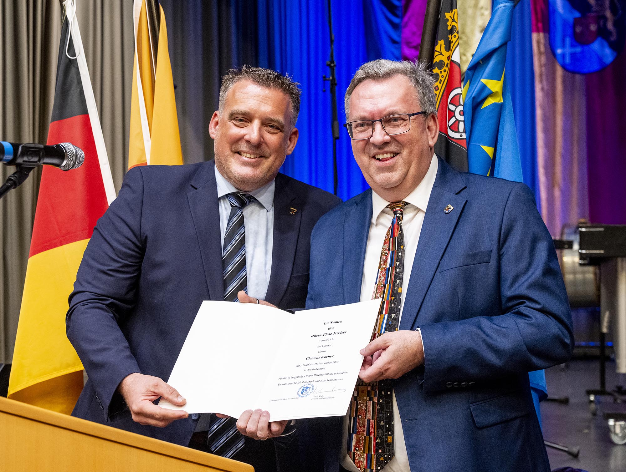 Knörr und Körner mit der Verabschiedungsurkunde