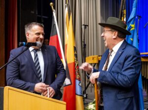 Knörr und Körner albern mit den Geschenken herum