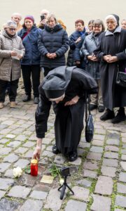 Am Anwesen Judengasse 9 wird Karl Weinmann gedacht. Schwester Roswitha Weinmann ist eine Schwester des Opfers und legt eine Rose nieder (neben ihr OB Stefanie Seiler)