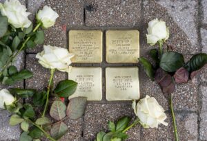 Am Anwesen Wormser Strasse 46 wird mit vier Stolpersteinen der Familie Eduard Weil gedacht. Daneben wurden weiße Rosen niedergelegt.