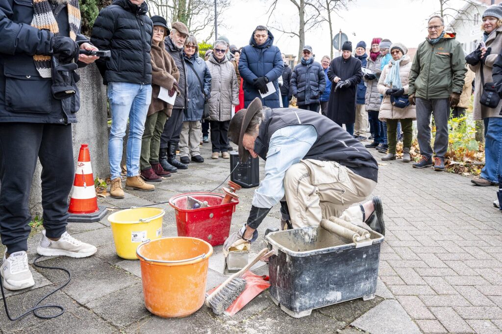 Künstler und Initiator Gunter Demnig verlegt am Anwesen Bahnhofstrasse 60 Stolpersteine zum Gedenken an Familie Ernst Kling.