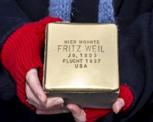 Marlen Sattel zeigt den Stein für Fritz Weil, der aufgrund von Bauarbeiten derzeit nicht vor dem Haus Schwerdstrasse 7 verlegt werden kann.